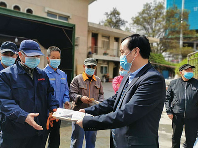 西北師范大學(xué)校領(lǐng)導(dǎo)慰問(wèn)一線(xiàn)職工并檢查勞動(dòng)保護(hù)用品供應(yīng)保障工作